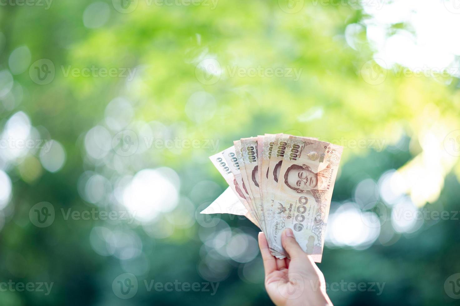 Hand und Geld, mehrere Banknoten von Finanzvorständen für Geschäfte und tägliche Ausgaben foto