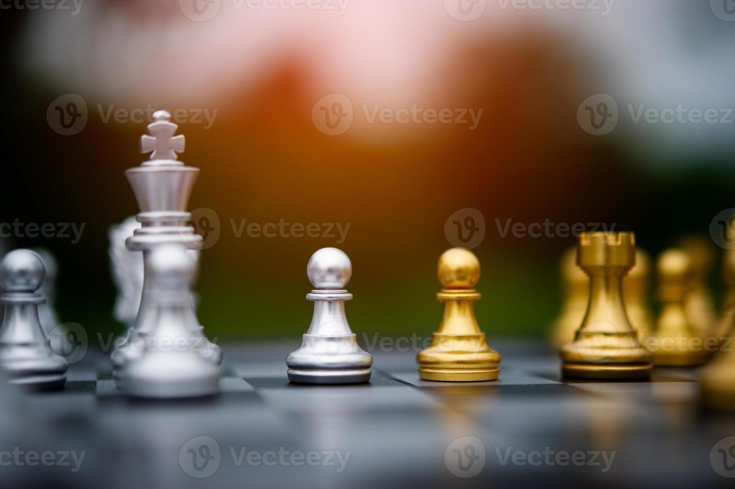 Schach, Brettspiele für Konzepte und Wettbewerbe sowie Strategien für Geschäftserfolgsideen foto