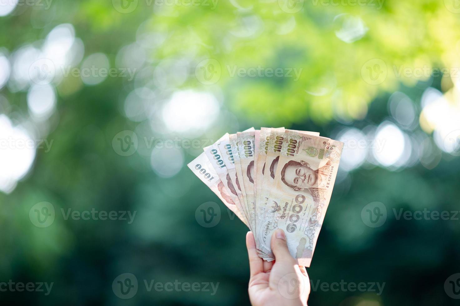 Hand und Geld, mehrere Banknoten von Finanzvorständen für Geschäfte und tägliche Ausgaben foto