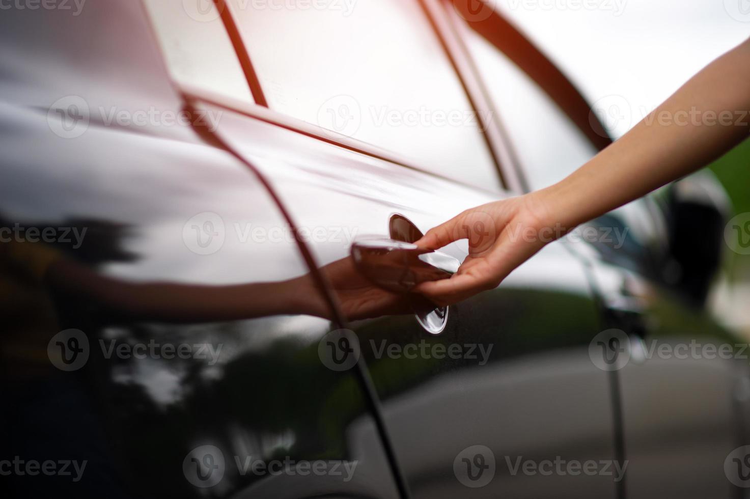 öffnen sie die autotür reise mit dem auto reisekonzepte foto