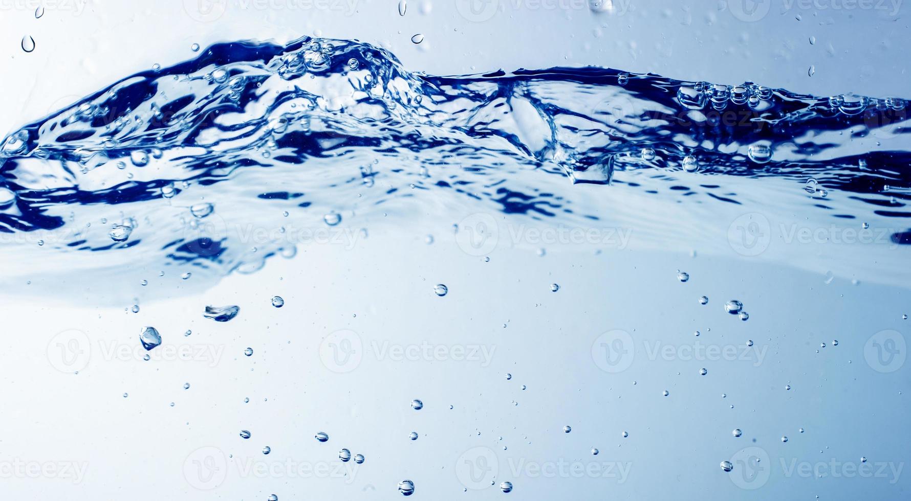 Wasser und Blasen auf dem Hintergrund des blauen Wassers foto