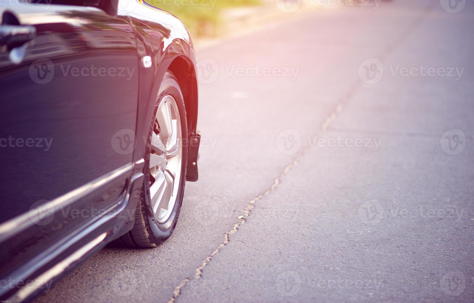 das kaputte auto am straßenrand wartet auf hilfe. foto