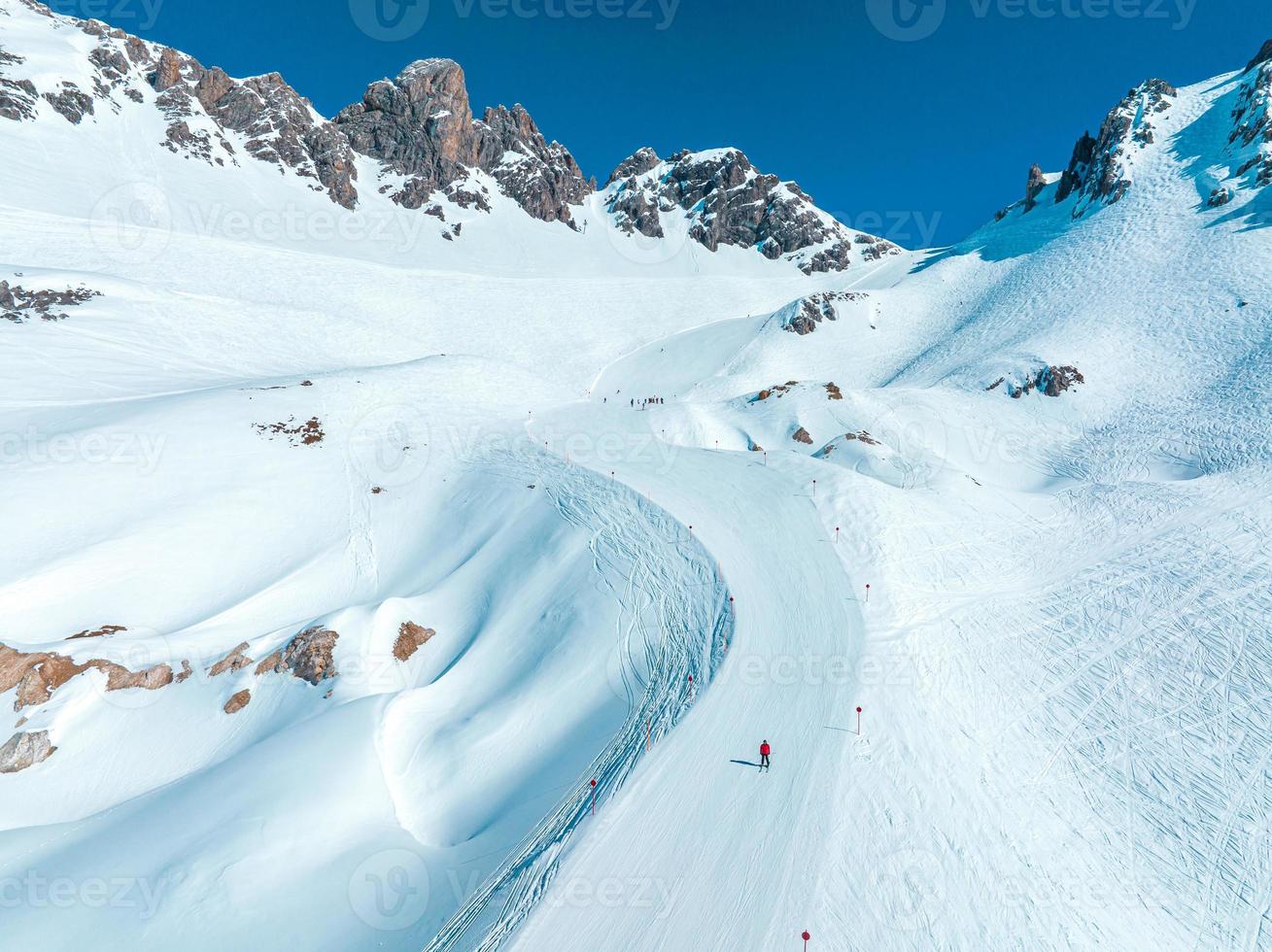 alpines skigebiet st. anton am arlberg im winter foto