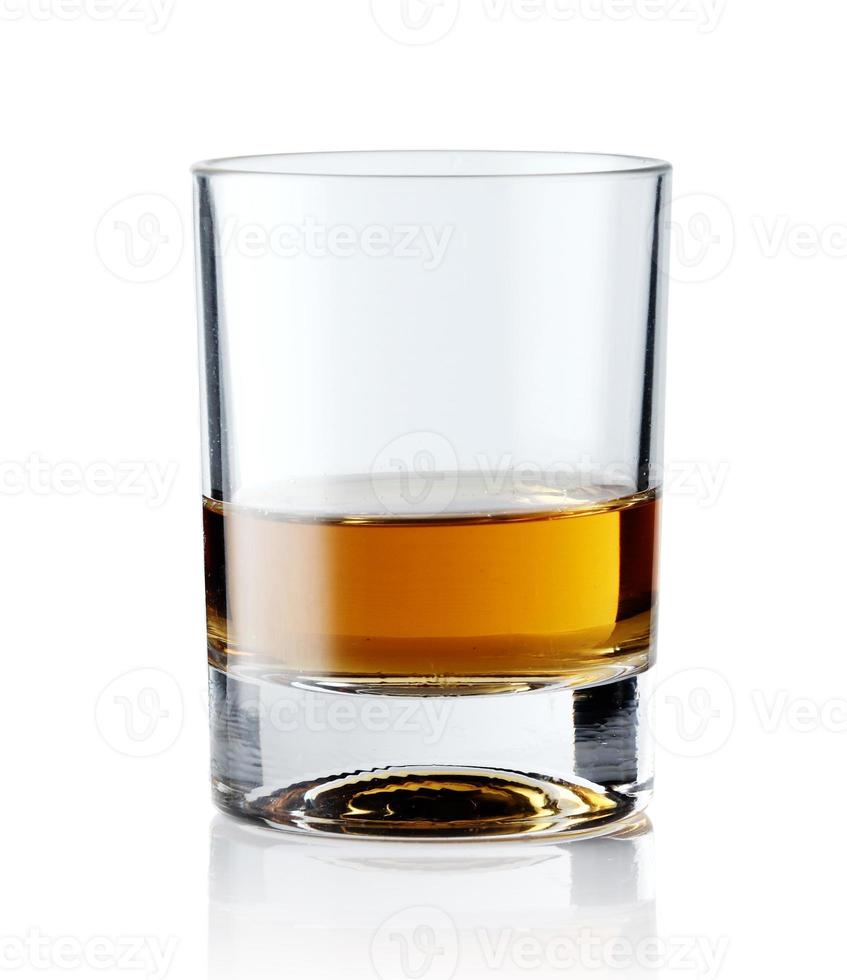 Scotch Whisky in einem eleganten Glas auf weißem Hintergrund mit Reflexionen. foto