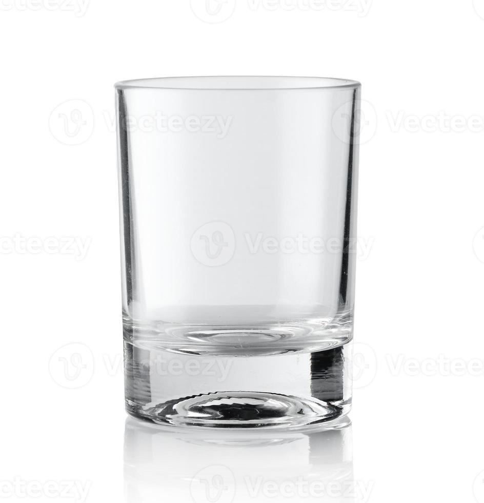 Glas Wasser oder Whisky und Wein. leeres Glas für alkoholische Getränke auf weißem Hintergrund. foto