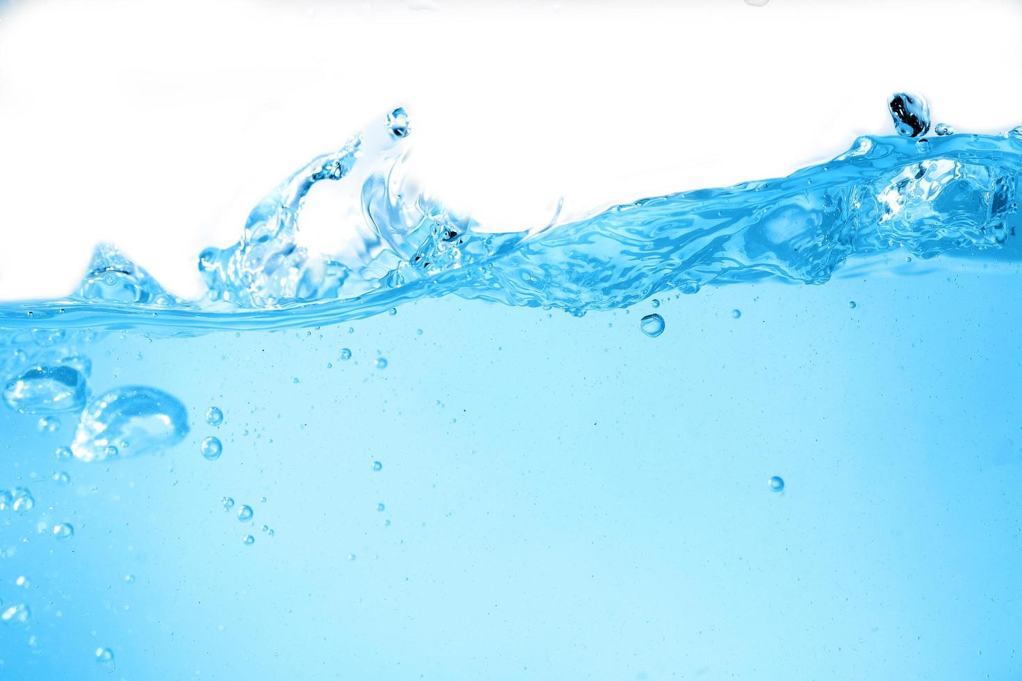 blaues Oberflächenwasser und Luftblase isoliert auf weißem Hintergrund foto