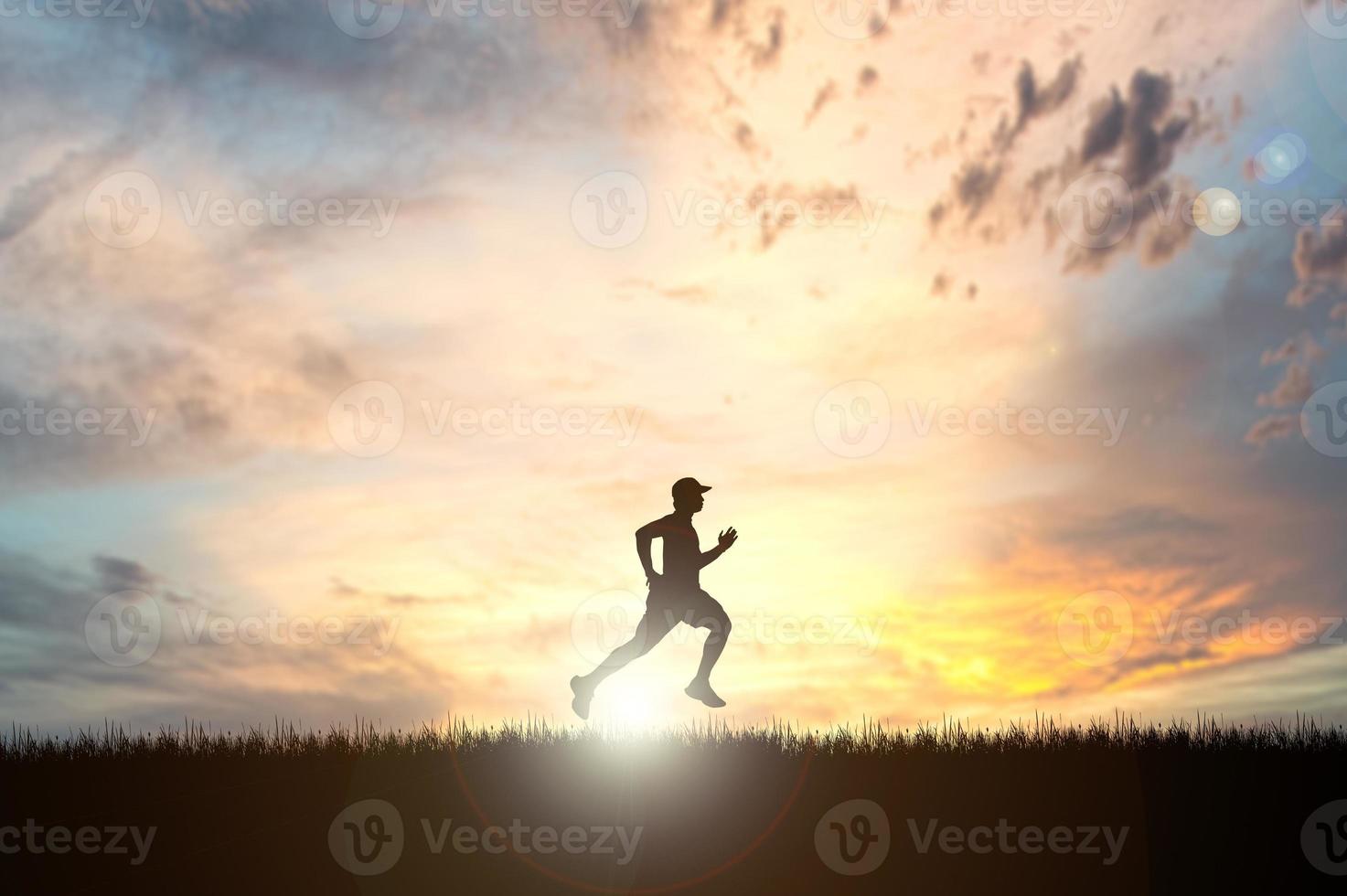 Running Man Silhouette im Sonnenuntergang. Silhouette für ein abendliches Läufertraining. Sonnenuntergänge foto