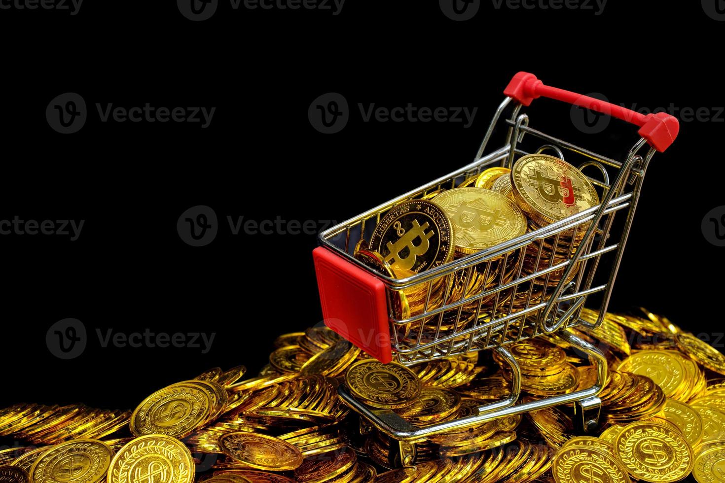 goldene bitcoins im einkaufswagen auf einer stapelnden goldmünze auf schwarzem hintergrund foto