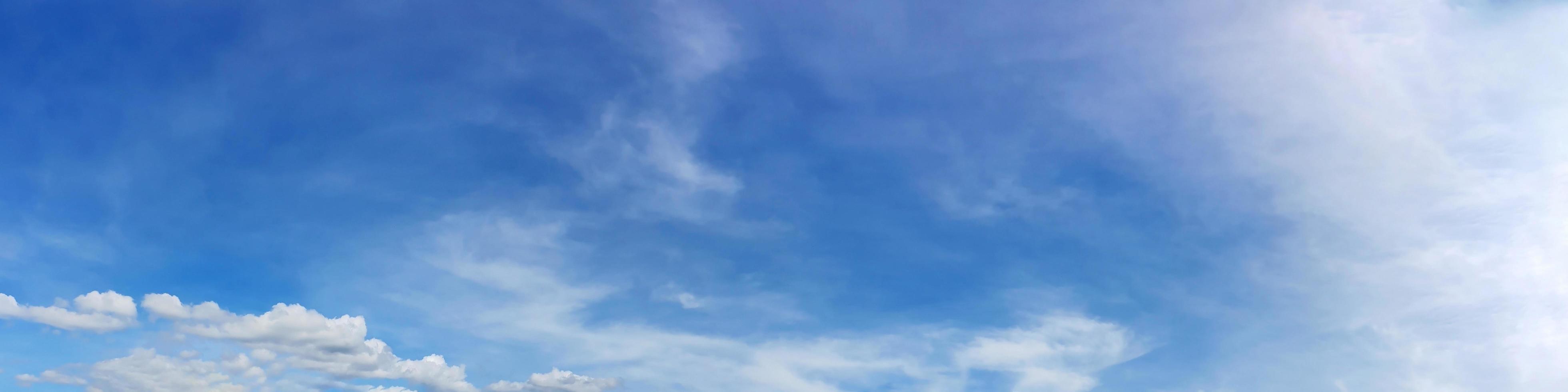 Panoramahimmel mit Wolke an einem sonnigen Tag. schöne Zirruswolke. foto