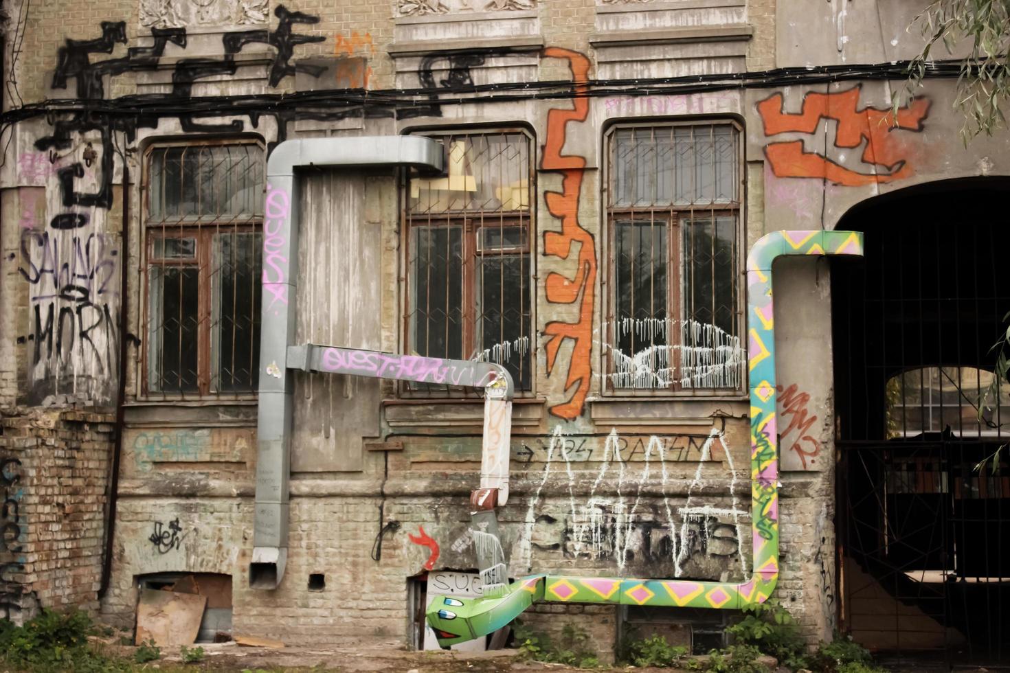 Verlassene zerstörte Gebäude mit Graffitiwänden in Kiew foto