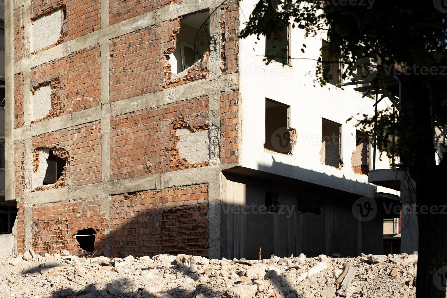 zerstörte Baustelle mit Steinen herum foto