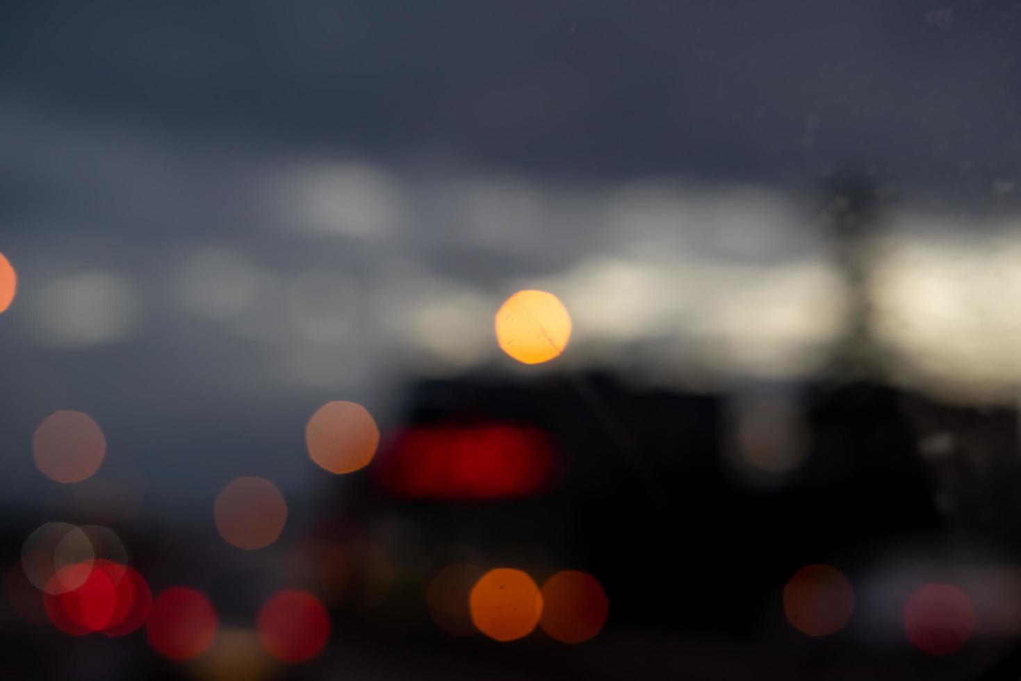 unscharfe Autolichter im Abendverkehr foto