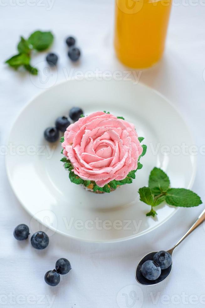 leckerer Cupcake auf einem weißen Teller auf weißem Hintergrund. foto