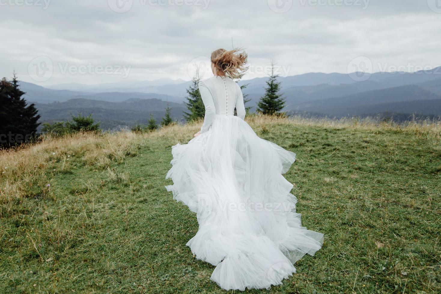 Fotoshooting der Braut in den Bergen. Hochzeitsfoto im Boho-Stil. foto