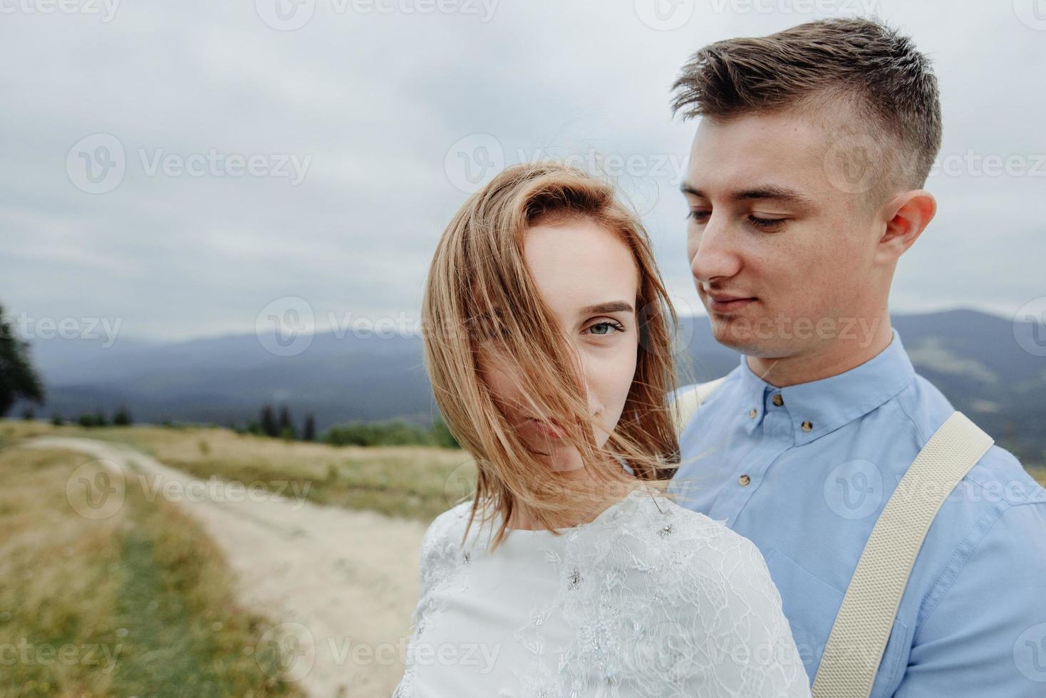 Fotoshooting des Brautpaares in den Bergen. Hochzeitsfoto im Boho-Stil. foto