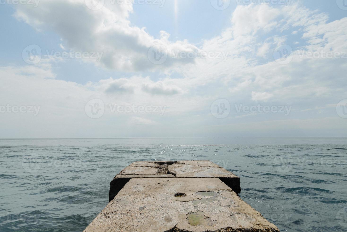 schöner Pier auf dem Hintergrund des Meeres foto