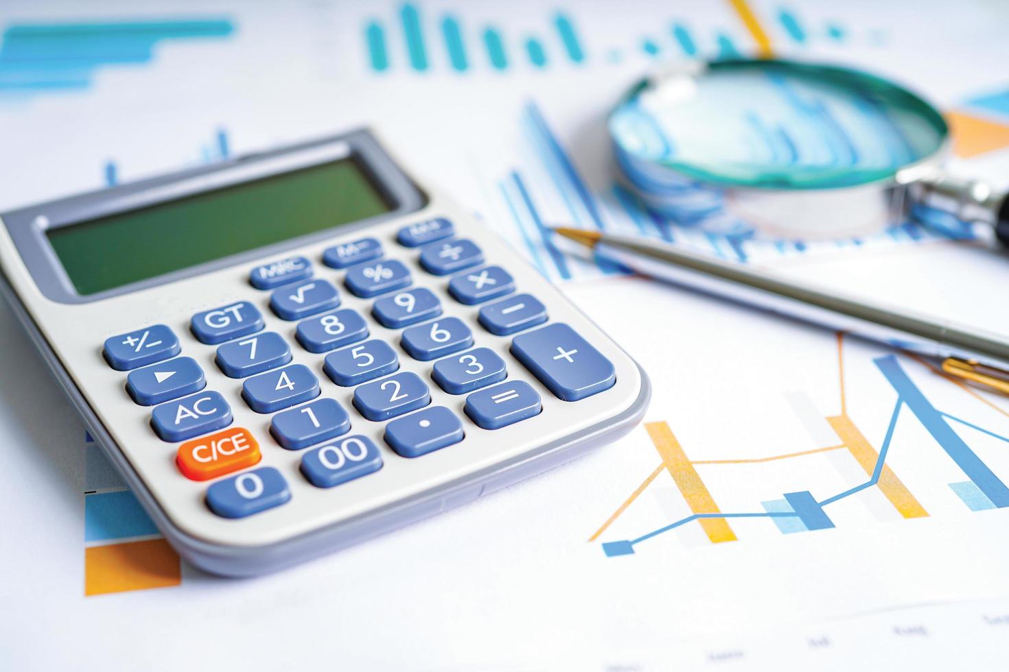 Taschenrechner auf Diagramm- und Diagrammtabellenpapier. Finanzentwicklung, Bankkonto, Statistik, investitionsanalytische Forschungsdatenwirtschaft, Börsenhandel, Geschäftskonzept. foto