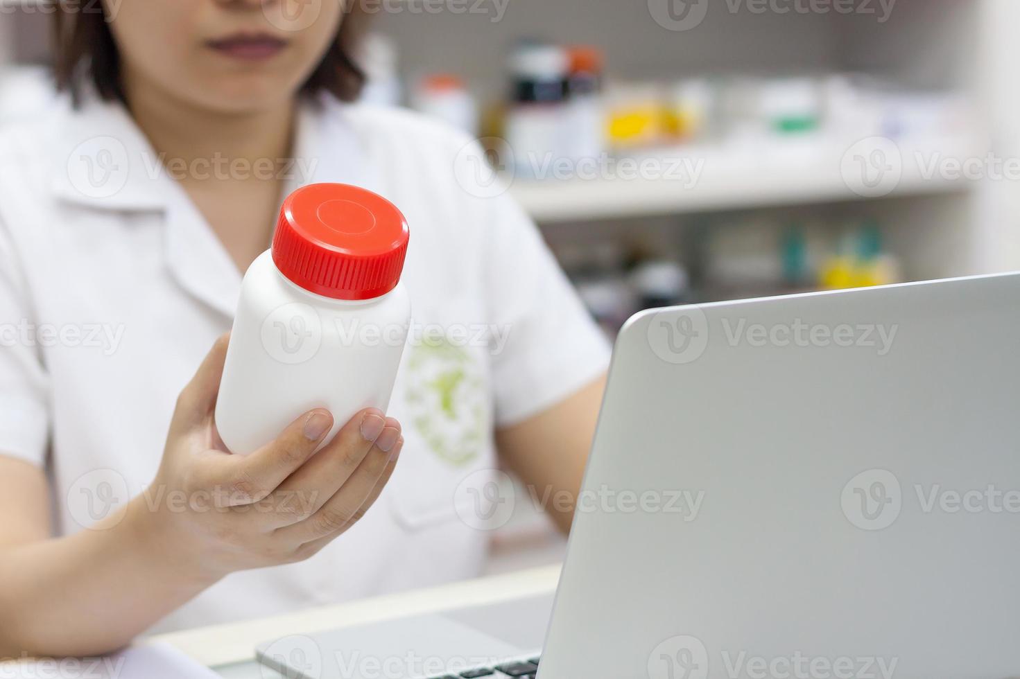 Apotheker, der Medikamente in der Apotheke hält foto