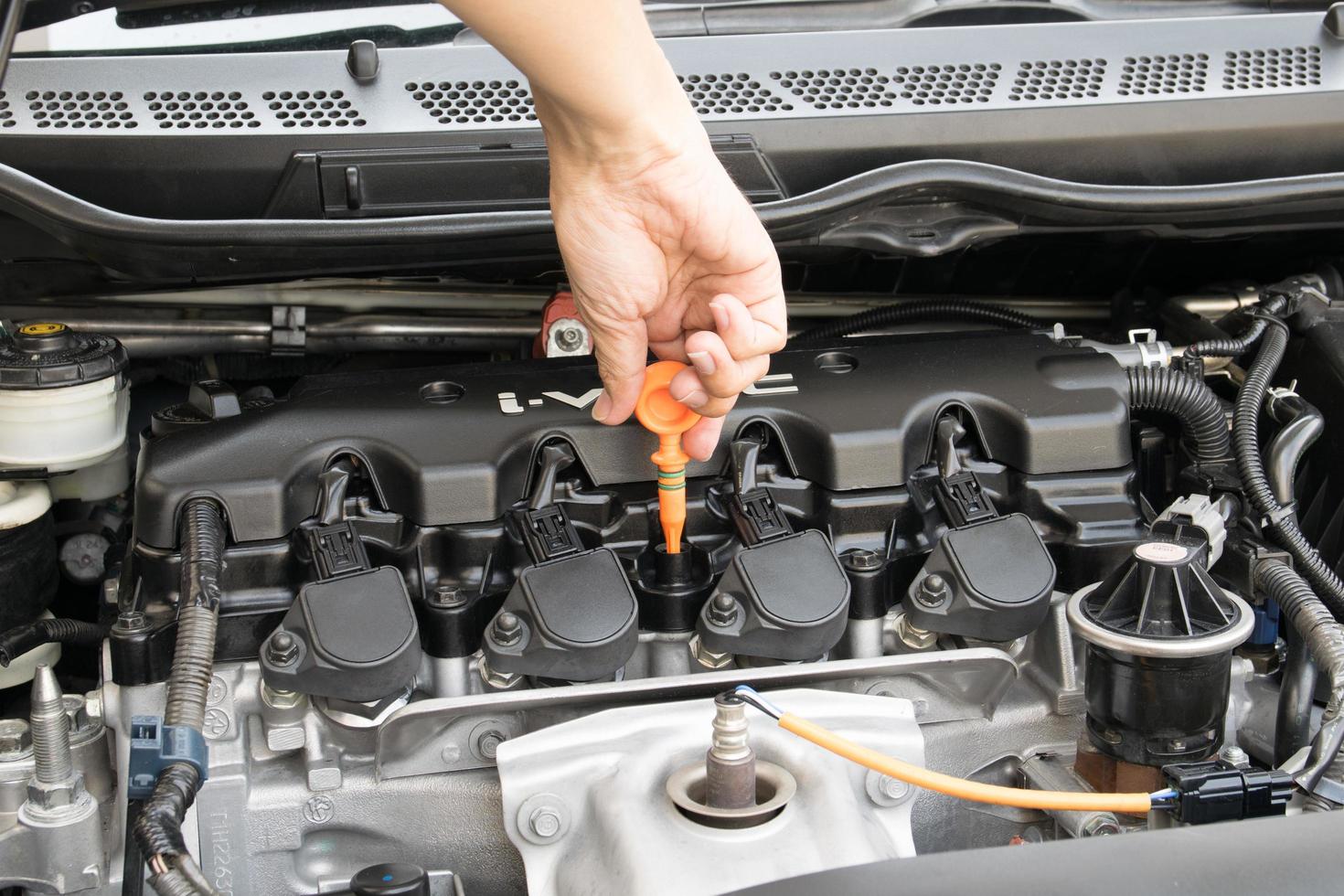 Überprüfen Sie den Ölstand im Motor foto