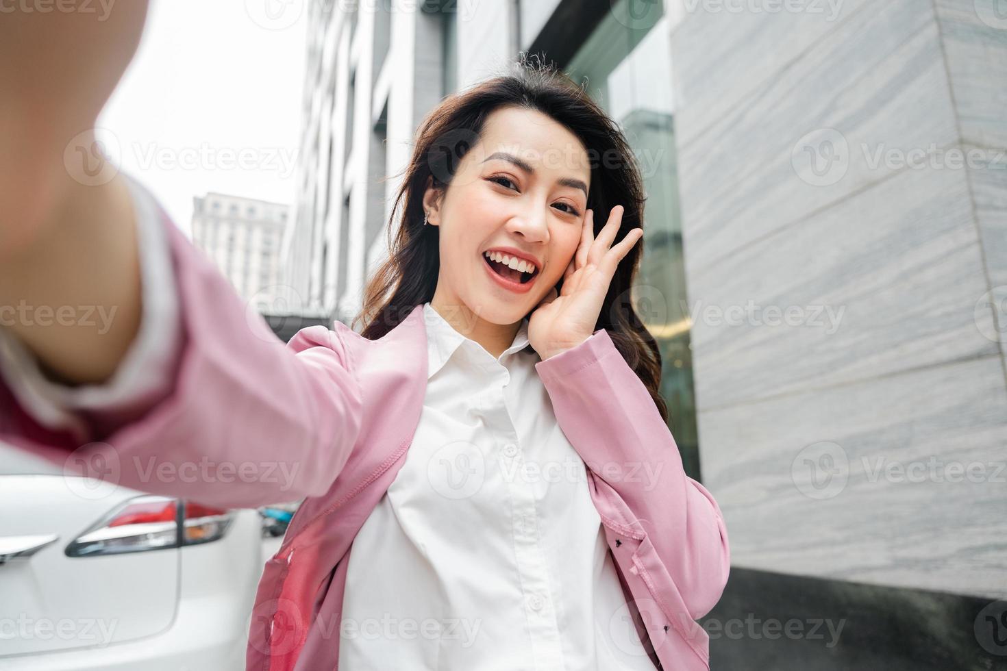 asiatisches Geschäftsfrauenbild auf der Straße foto