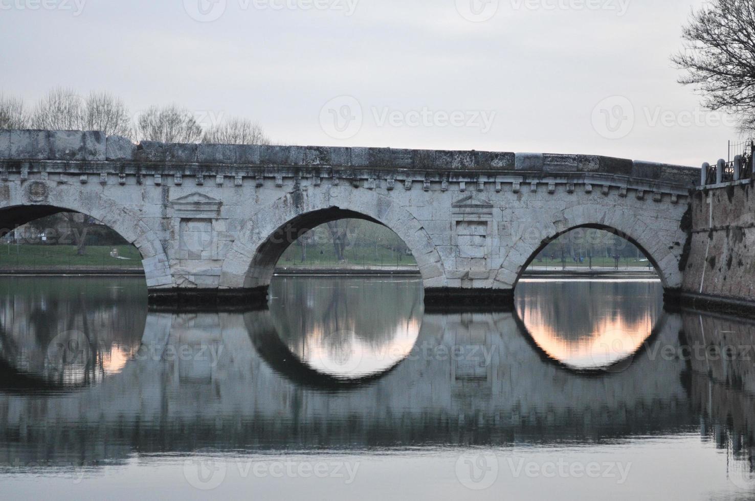 römische Brücke in Rimini foto