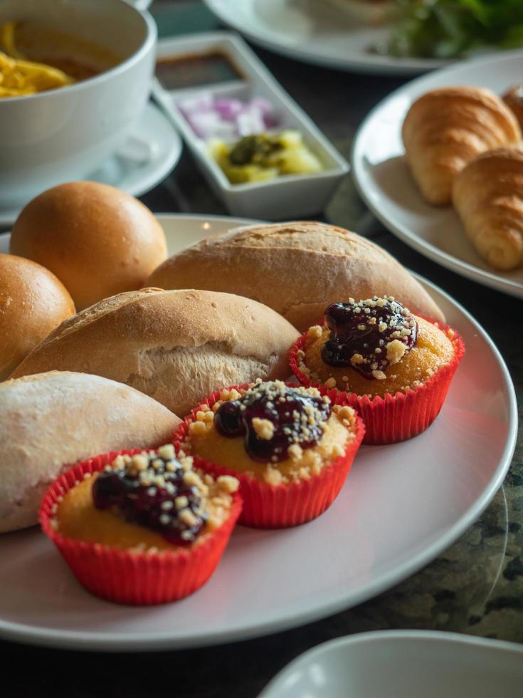 Brötchenbrot und Muffins foto