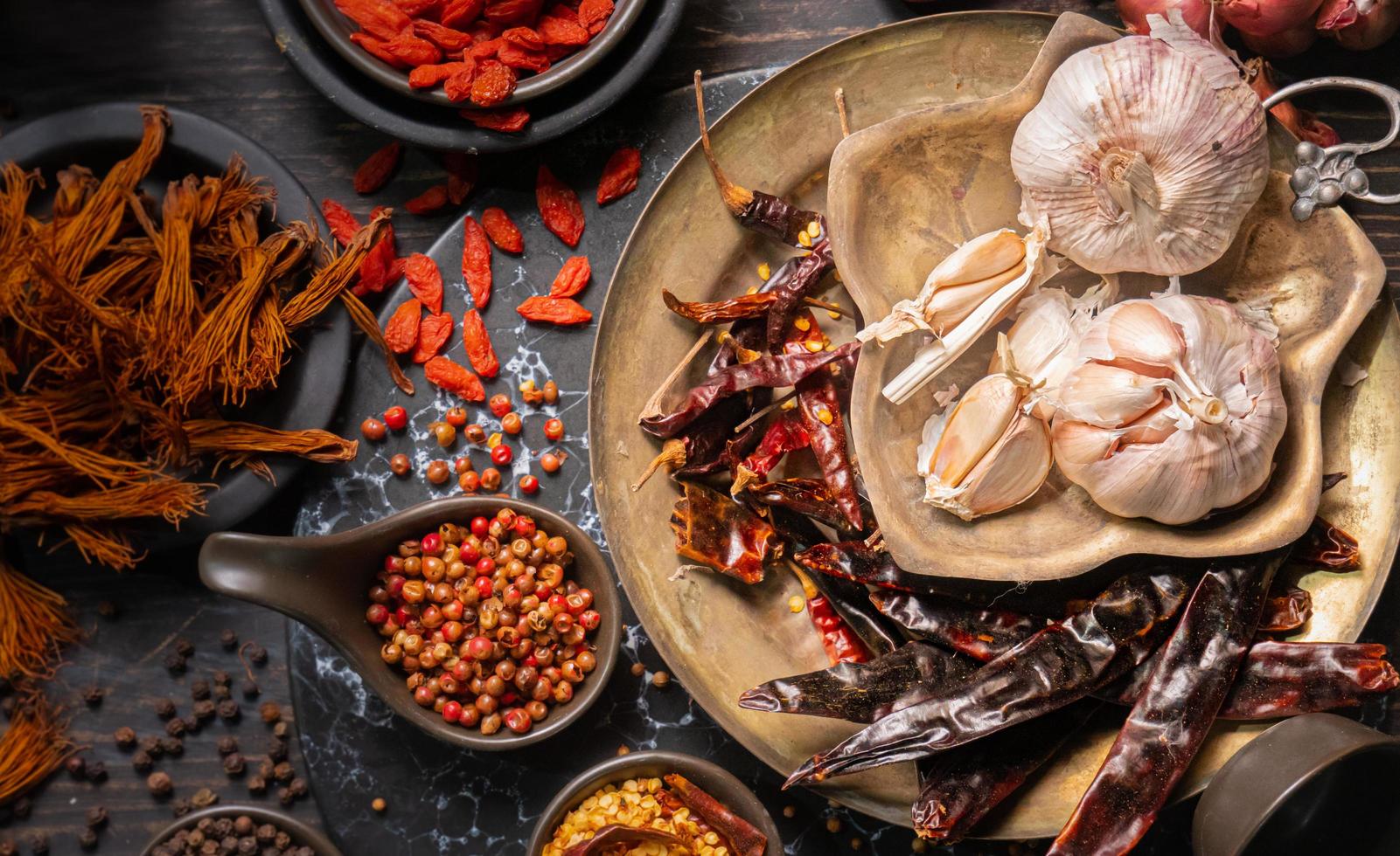 Gewürze oder Gewürze für rotes Curry oder thailändisches Essen. Zutaten Lebensmittel Knoblauch, Gewürze Pfeffer, Koriandersamen, getrocknete Chilis, Kurkuma, . foto