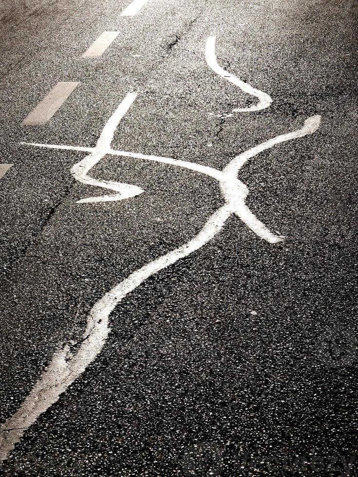 Nahtloses Muster auf Asphaltstraße. Asphaltstraße, die das Abendsonnenlicht reflektiert. foto