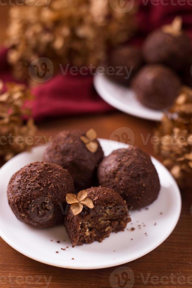 hausgemachte rohe vegane Schokoladenkugeln foto