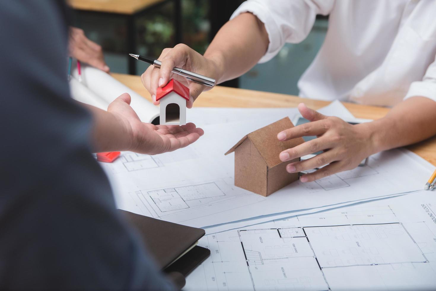 architekteningenieur diskutieren auf dem schreibtisch mit bauplan. teamgruppe auf der baustelle überprüfen dokumente und geschäftsablauf. baukonzept. Engineering-Tools.Vintage-Effekt.Selektiver Fokus. foto