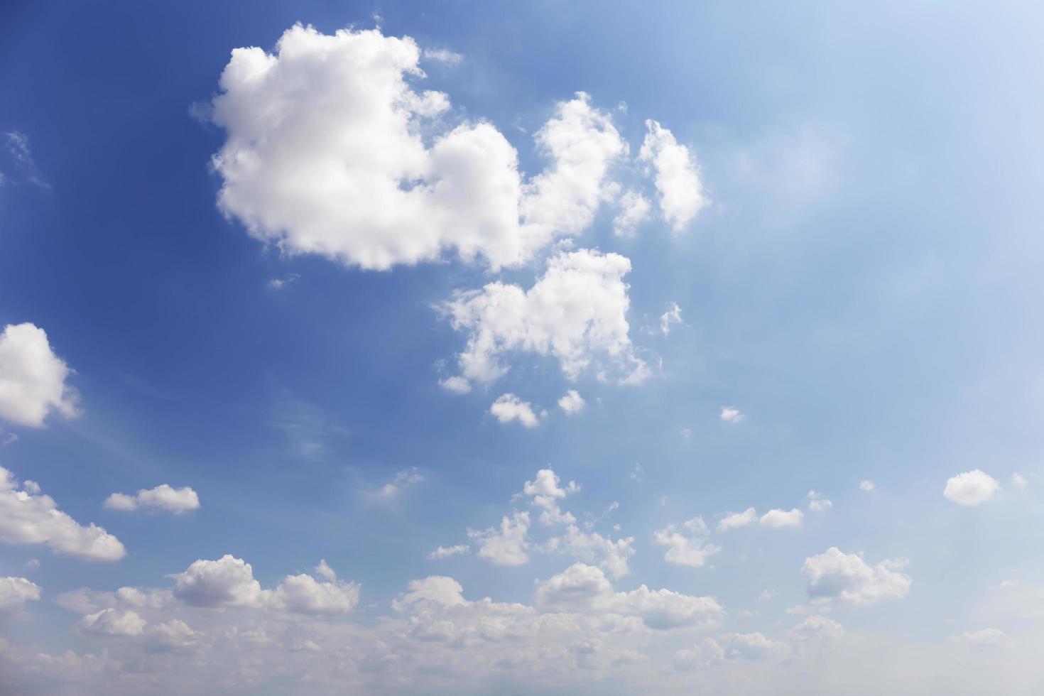 Hintergrund des blauen Himmels mit natürlichem Hintergrund der Wolken. foto