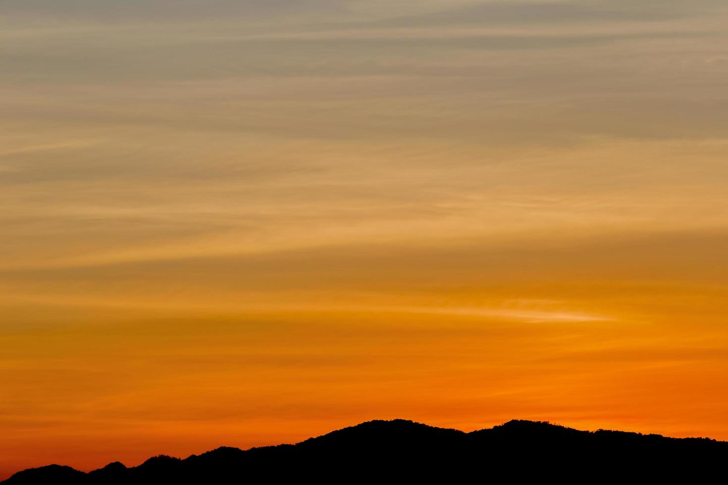 schöner himmel bei sonnenaufgang natürlicher hintergrund foto