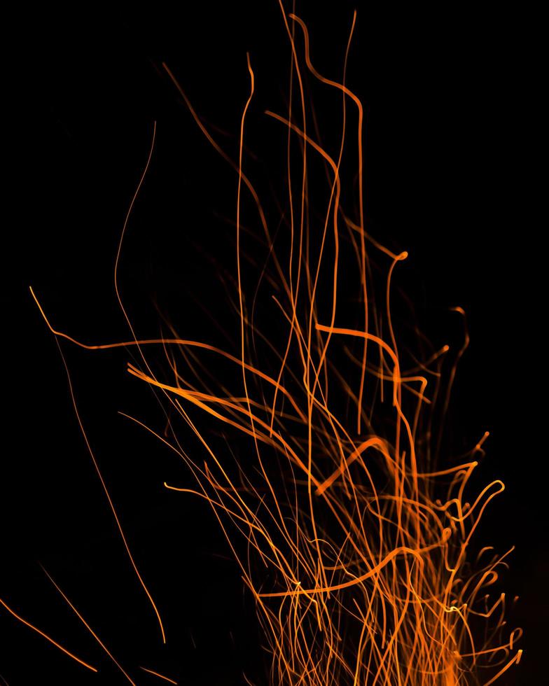Feuerflammen mit Funken auf schwarzem Hintergrund foto