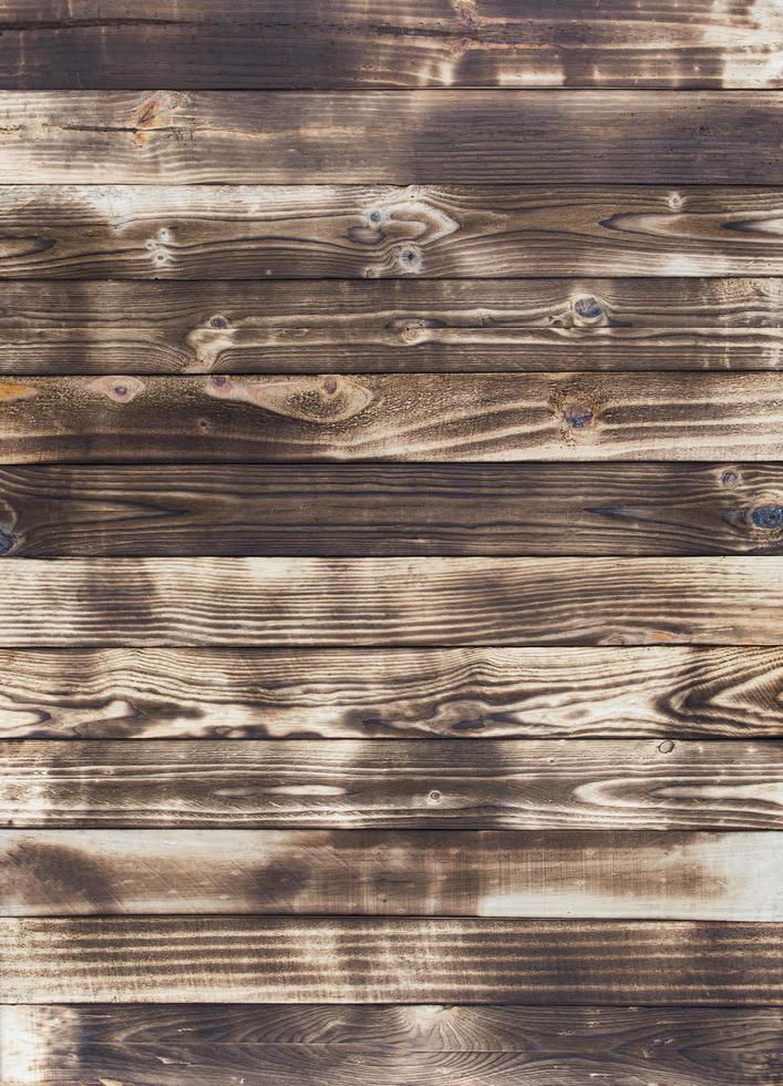 Holzboden mit Brandspuren macht einen schwarzen abstrakten Hintergrund und Textur. foto