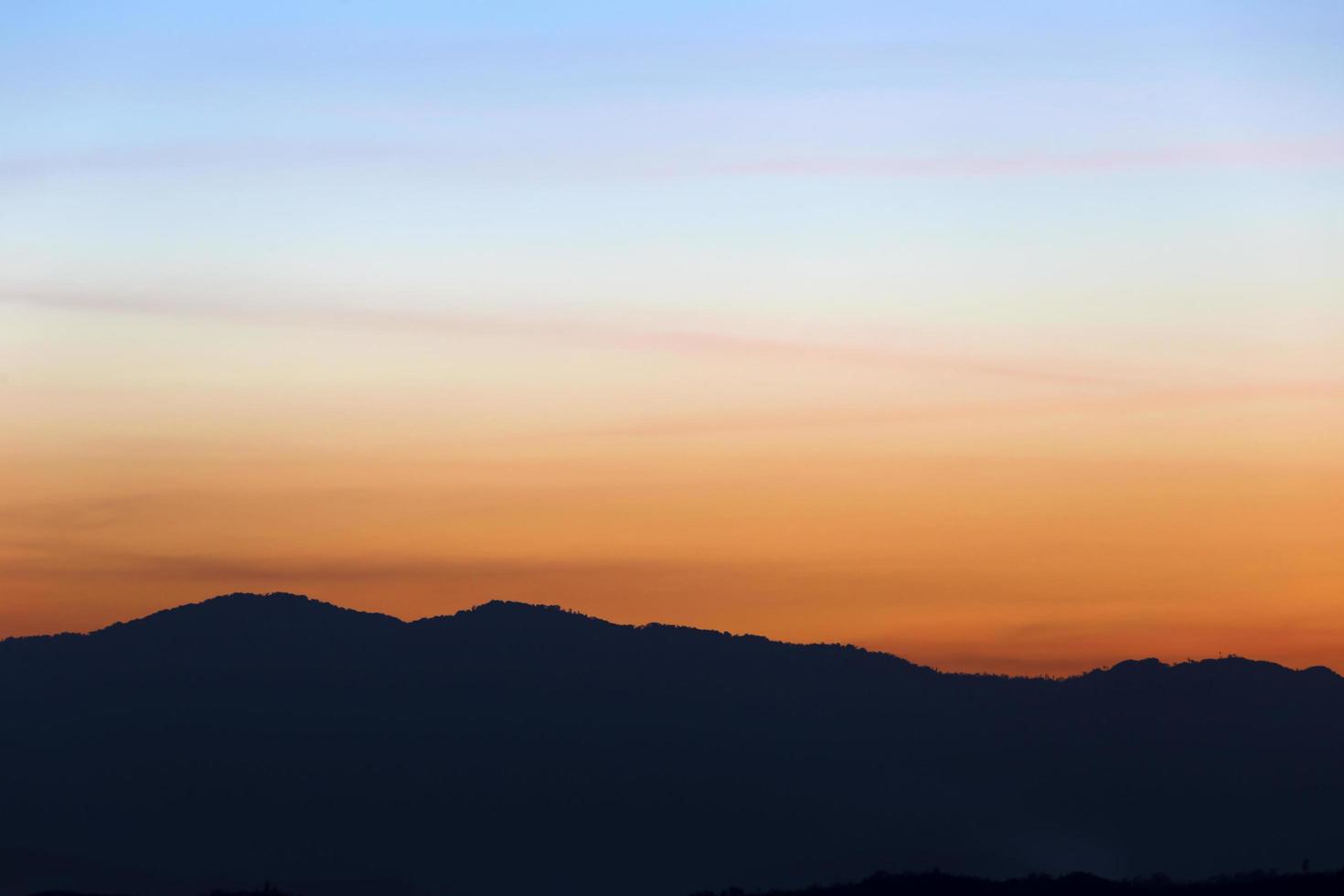 schöner himmel bei sonnenaufgang natürlicher hintergrund foto