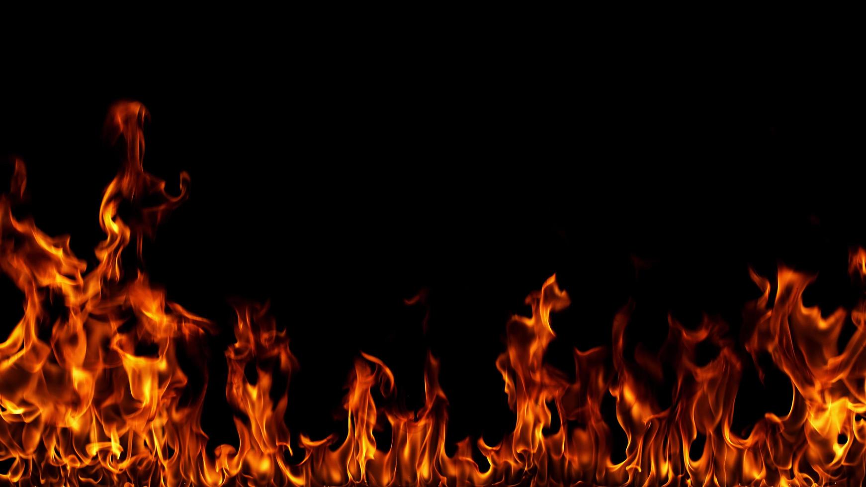 Feuerflammen auf schwarzem Hintergrund. foto