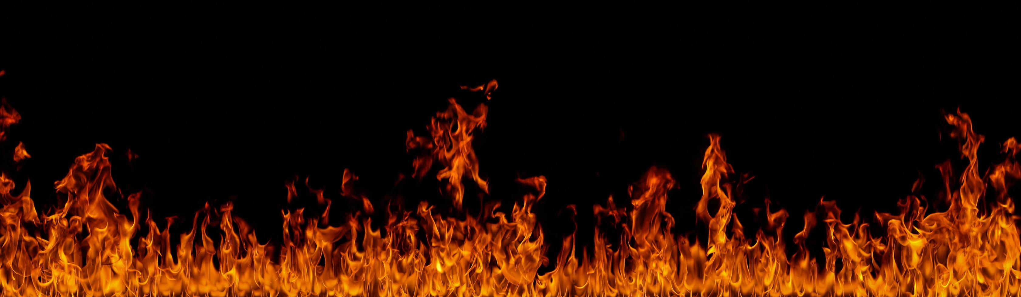 Feuerflammen auf schwarzem Hintergrund foto