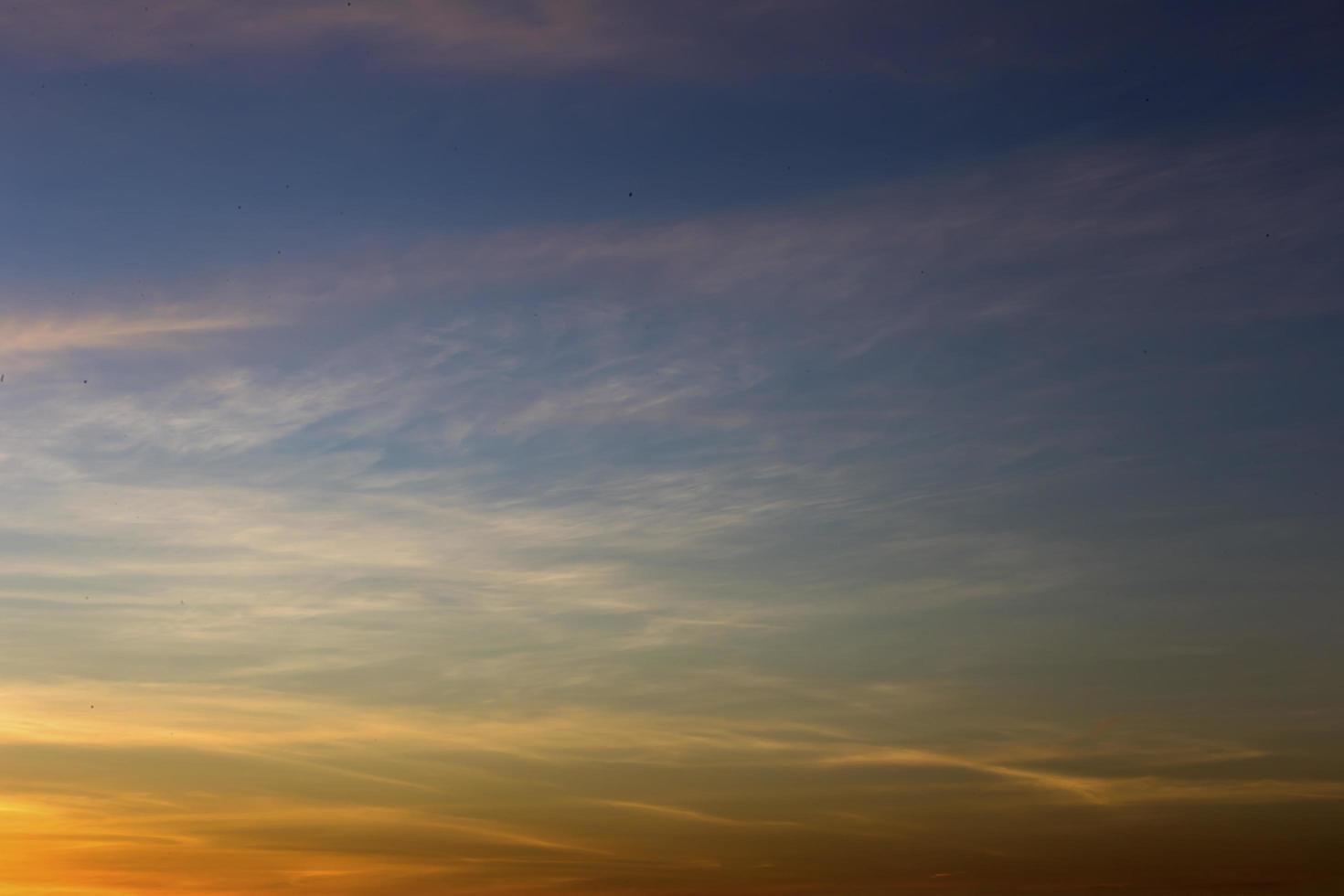 schöner sonnenunterganghimmel abstrakter hintergrund foto