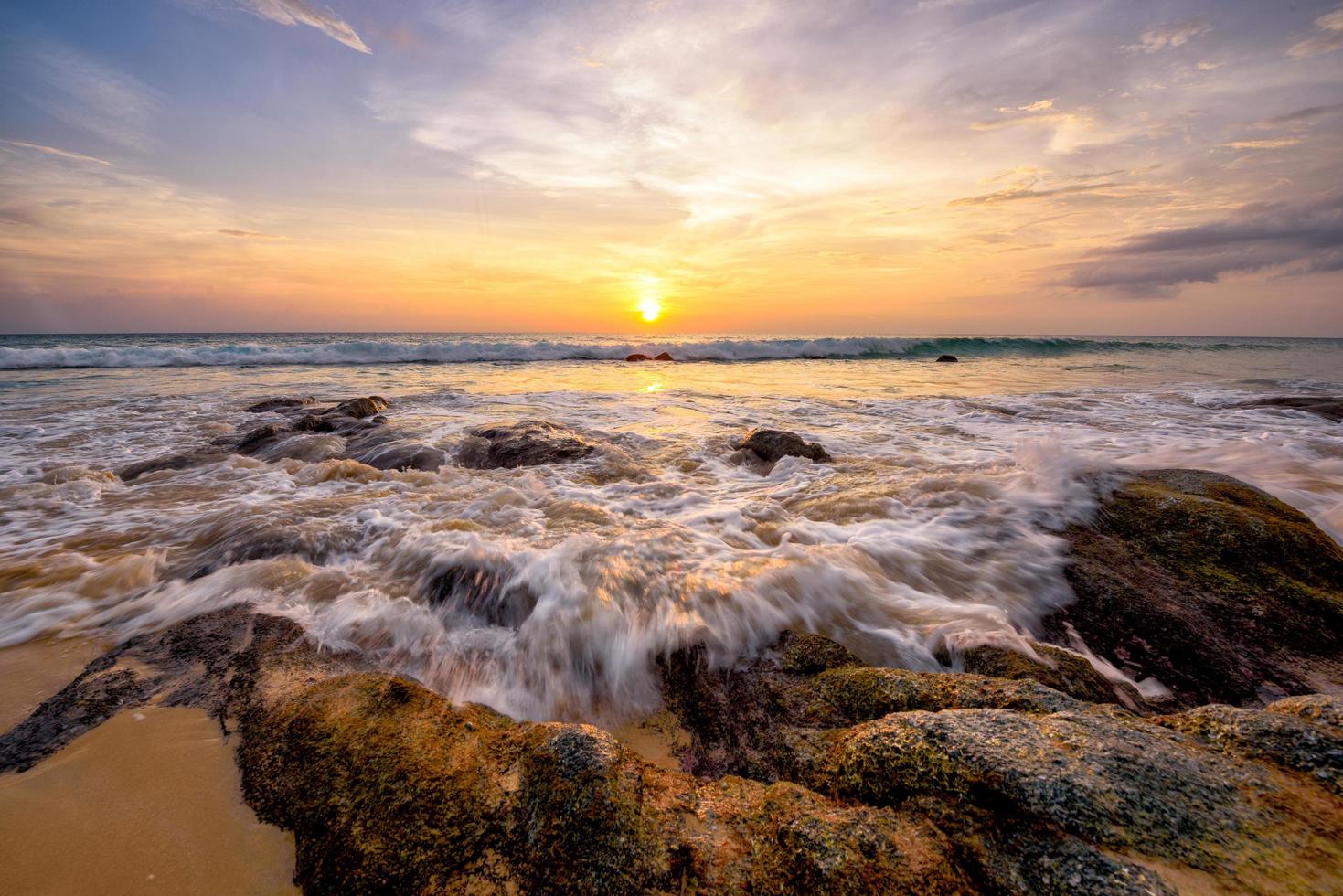 Blick auf den Sonnenuntergang am Strand von Phuket. foto