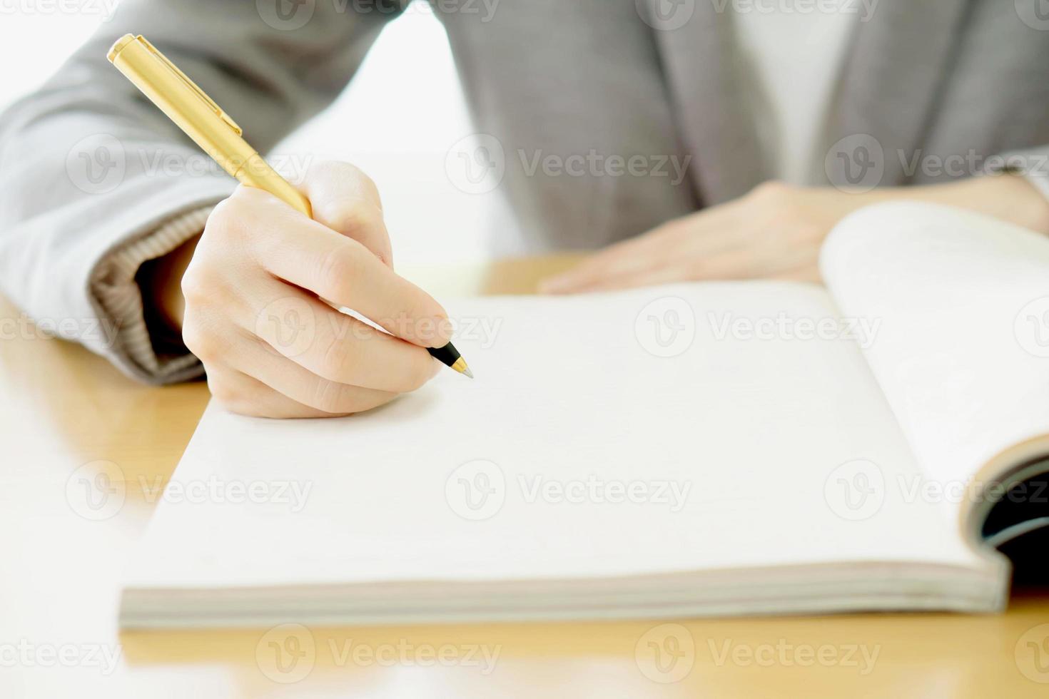 Frau schreibt auf Papier foto