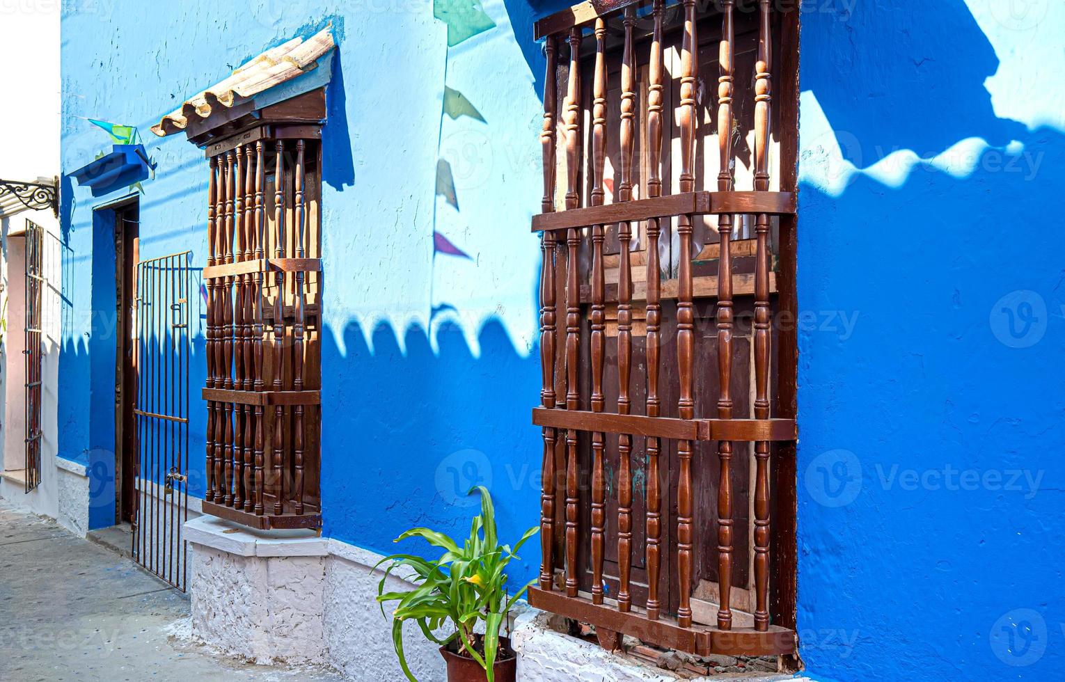 kolumbien, malerische bunte straßen von cartagena im historischen bezirk getsemani in der nähe der ummauerten stadt, ciudad amurallada, ein unesco-weltkulturerbe foto