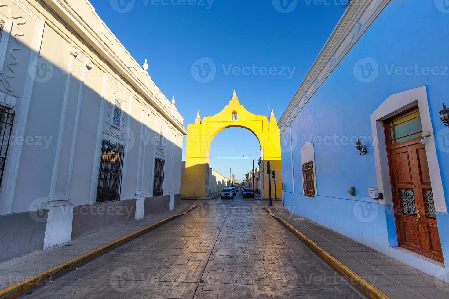 malerische bunte koloniale merida-straßen in mexiko, yucatan foto