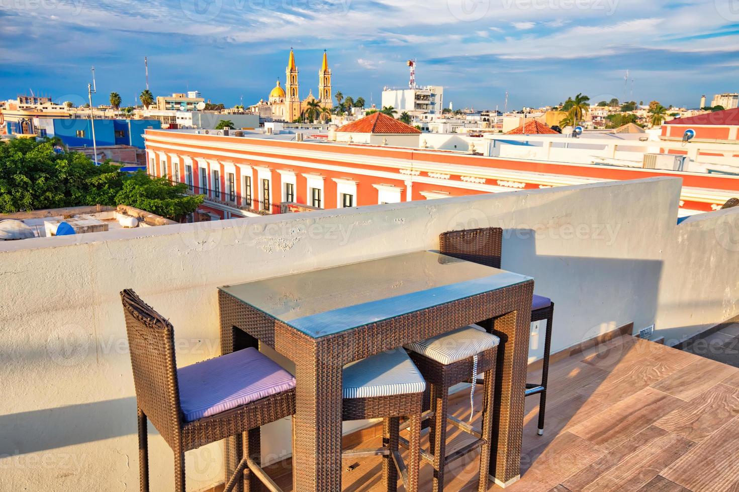 mazatlan hotel auf dem dach mit blick auf die malerischen altstadtstraßen im historischen zentrum foto