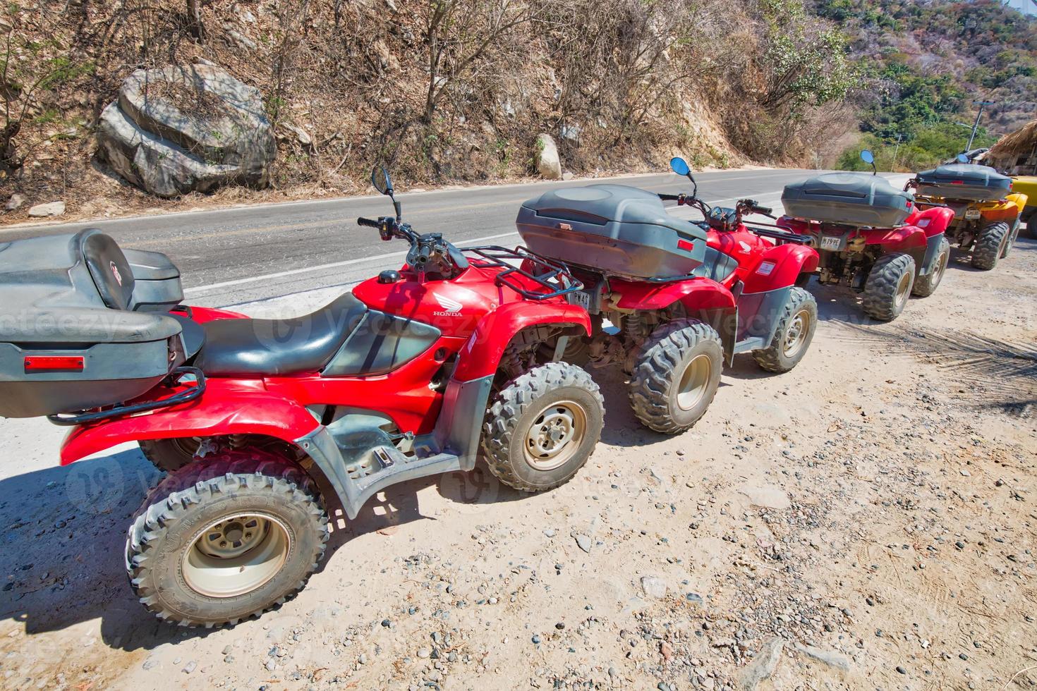 off-road-quad-touren und abenteuer in puerto vallarta, die einen malerischen blick auf das meer und herrliche naturlandschaften bieten foto