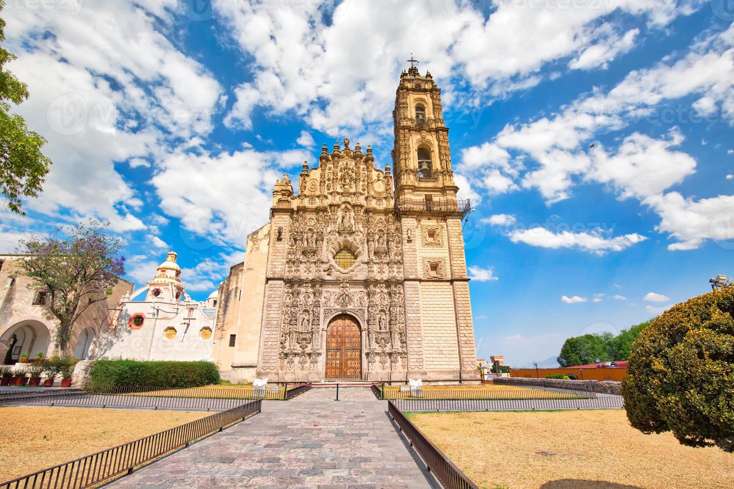 mexiko-stadt, tepotzotlan, malerische francisco javier kirche im historischen stadtzentrum foto