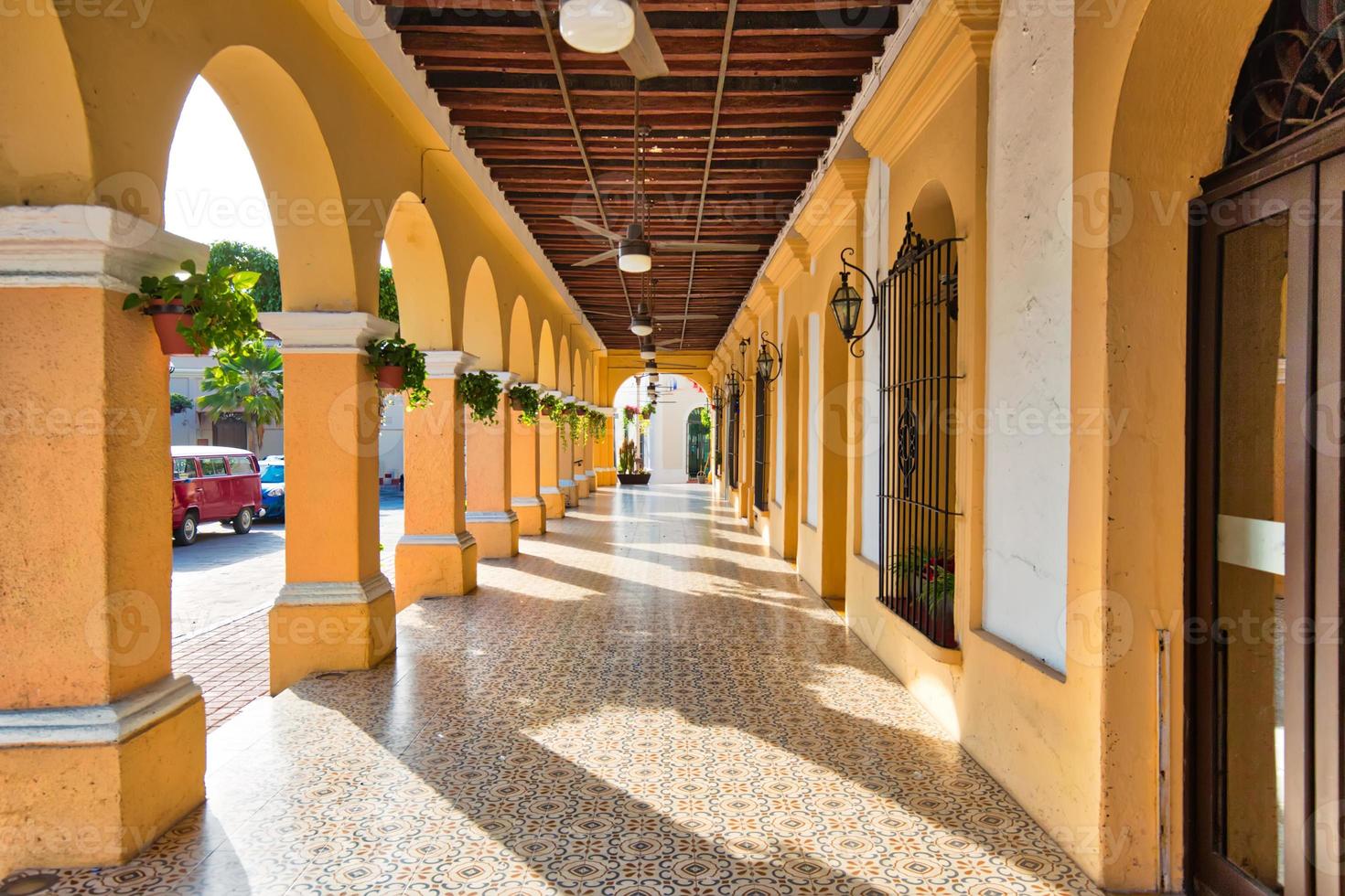 mexiko, mazatlan, bunte altstadtstraßen im historischen stadtzentrum foto