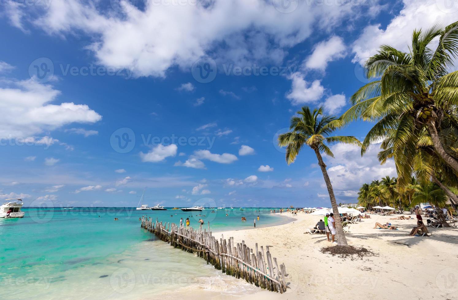 Der ruhige, türkisfarbene Strand von Isla Mujeres, Playa Norte, ist berühmt für sein smaragdgrünes Wasser, seine sandige Küste und Strandbars für Spaß und Strandpartys foto
