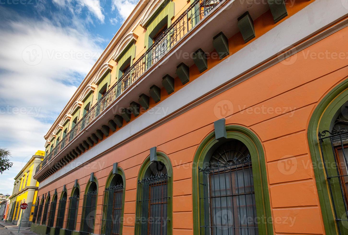 mexiko, mazatlan, bunte altstadtstraßen im historischen stadtzentrum foto