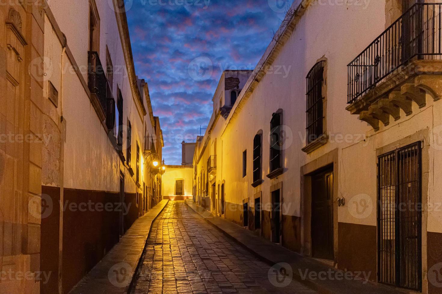 bunte alte stadtstraßen im historischen stadtzentrum von zacatecas in der nähe der zentralen kathedrale. Es ist ein beliebtes lokales mexikanisches und internationales Tourismusziel foto