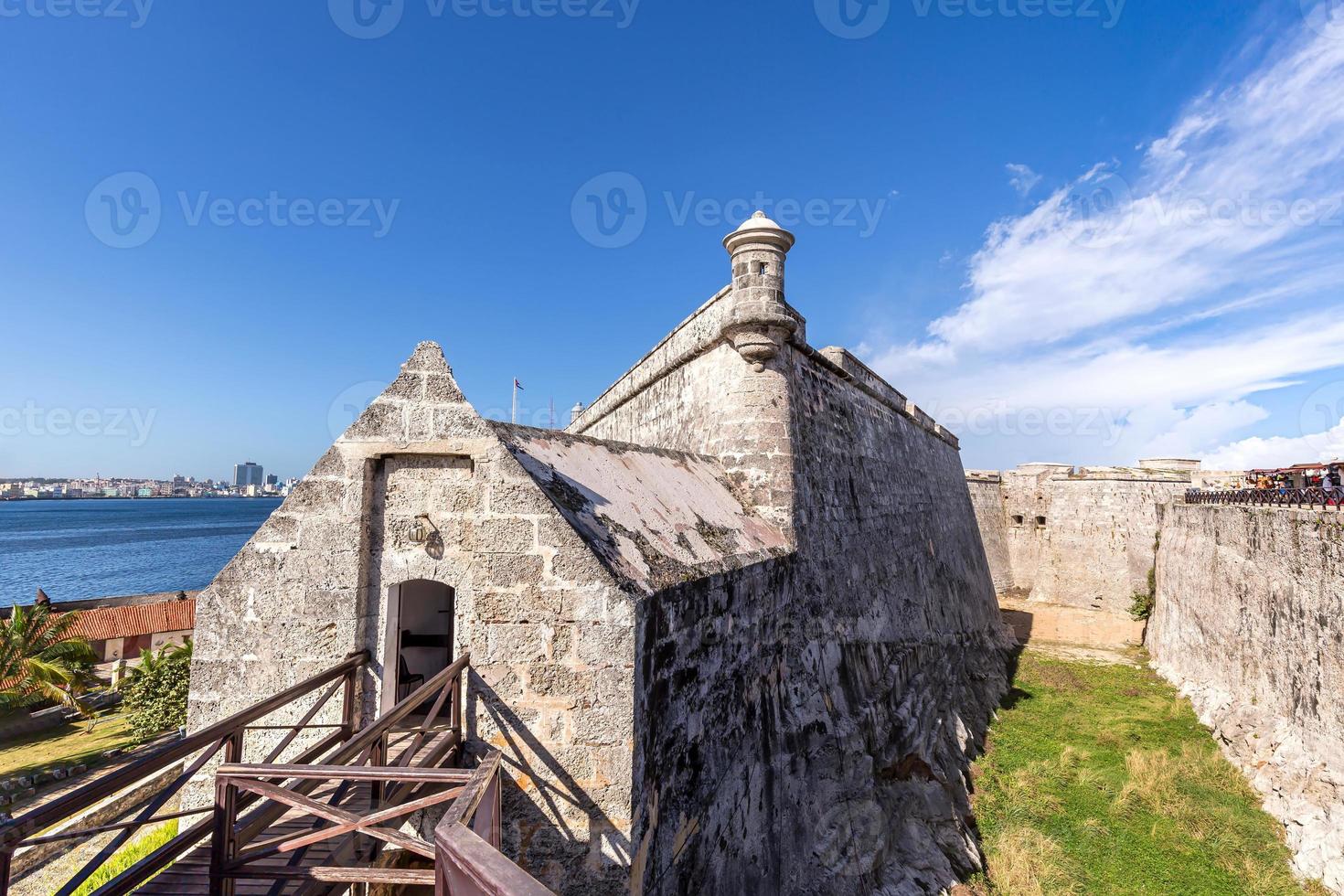 berühmte burg morro, castillo de los tres reyes del morro, eine festung, die den eingang zur bucht von havanna in havanna, kuba bewacht foto